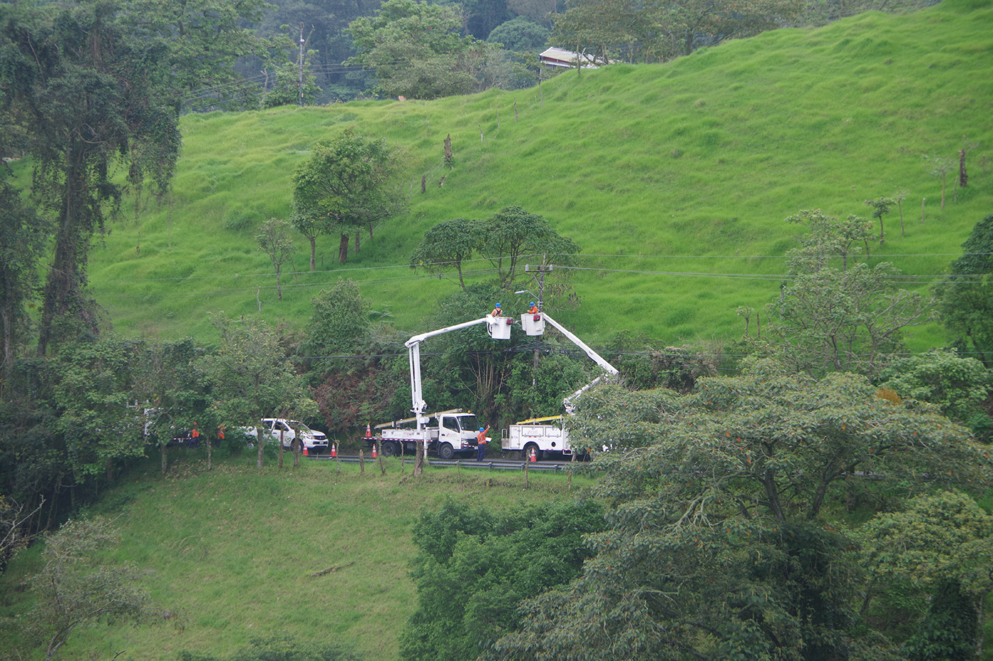 CNFL instala 36 luminarias en Rancho Redondo para favorecer seguridad de pobladores