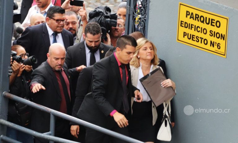 Emilia Navas sacude el Congreso y Otto Guevara lo agradece