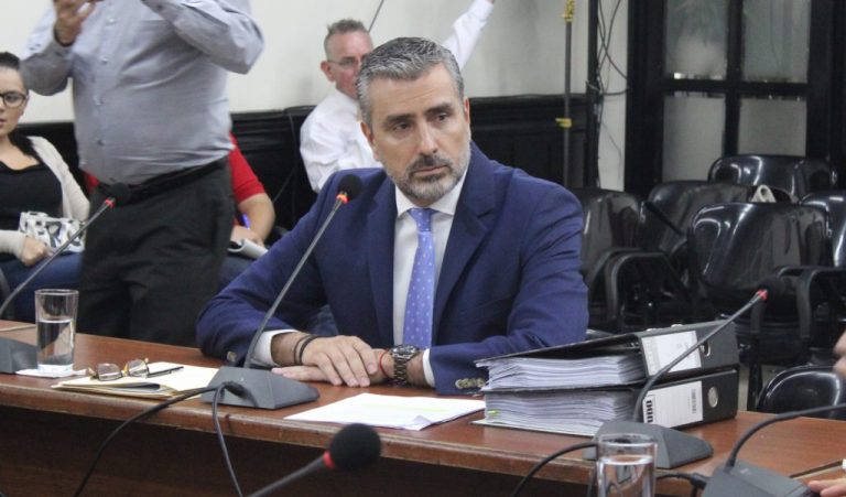 Dinero confiscado durante allanamiento en oficina de Otto Guevara pasa al Estado