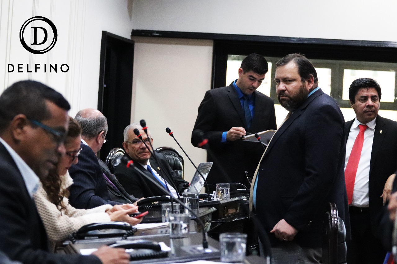 Navas no suelta la pelota y los diputados... tampoco