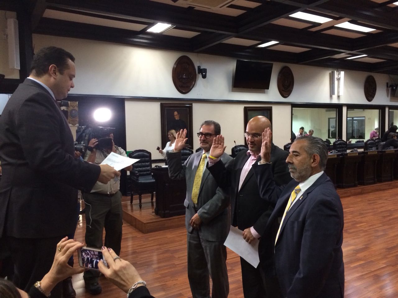 Imagen principal del artículo: Tres diputados estudiarán el futuro de la inmunidad de Celso Gamboa