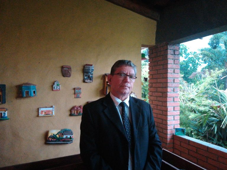 Colegio de Abogados otorga premio en Derechos Humanos al Lic. Huberth May por defensa de la FIV