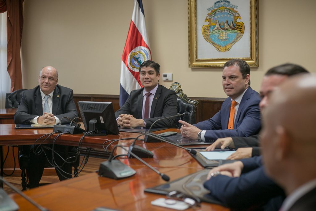Imagen principal del artículo: Impuestos, reducción del gasto e infraestructura: los temas de la reunión Alvarado-PLN