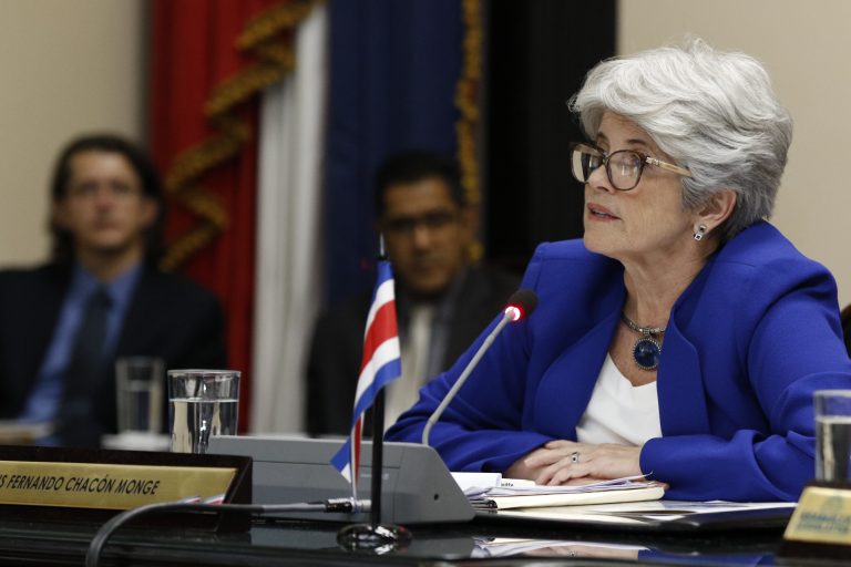 Ministra de Hacienda sale bien librada, Restauración Nacional... no tanto