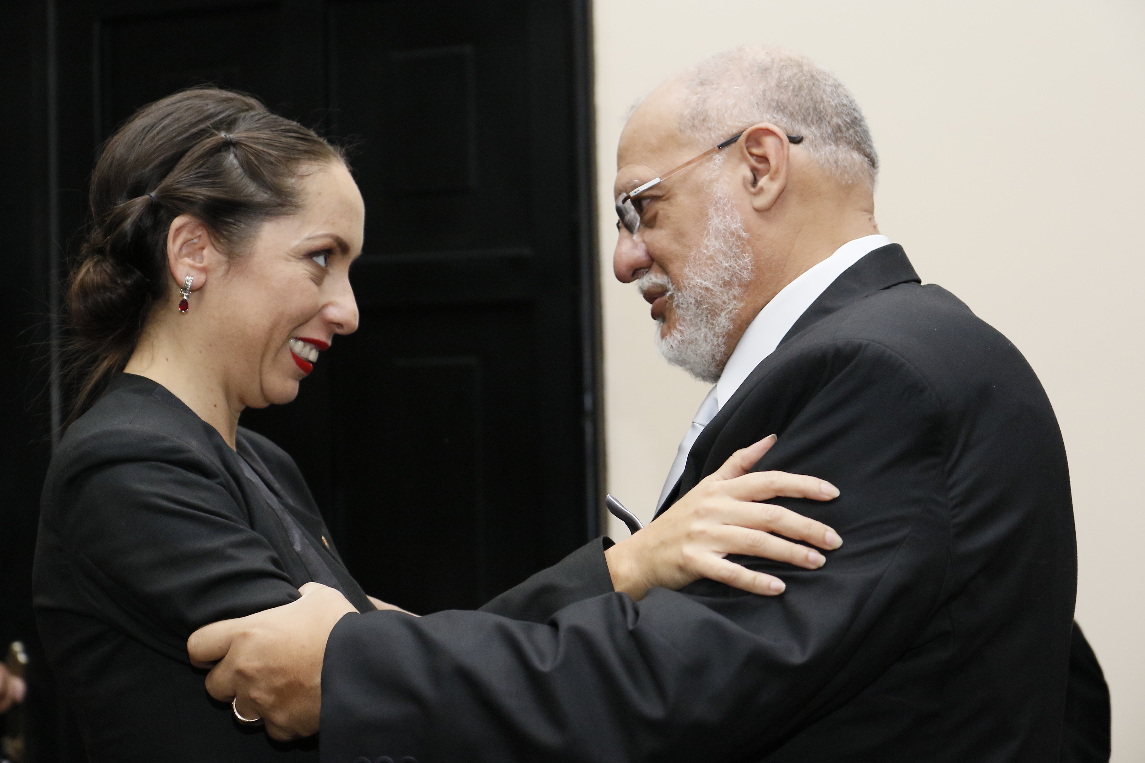 Imagen principal del artículo: Carolina Hidalgo marca la cancha a los jefes de fracción