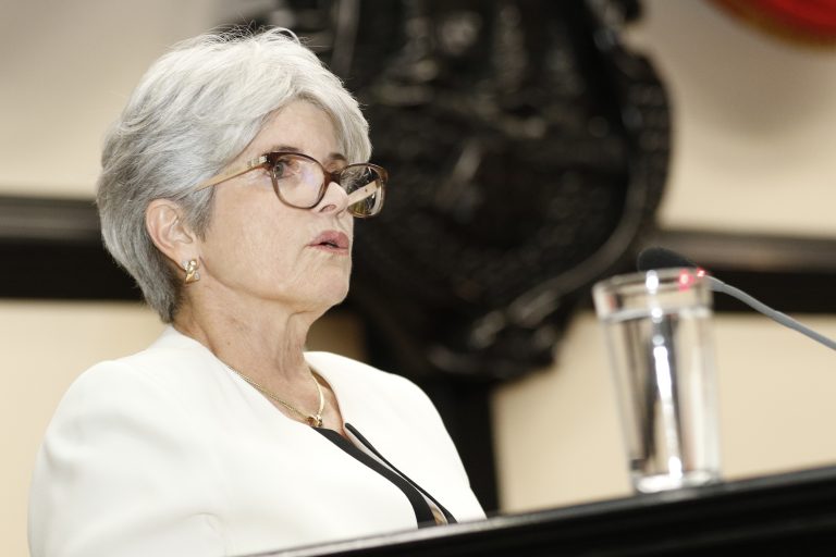 Día 1: La ministra de Hacienda deja picando la bola en el Congreso
