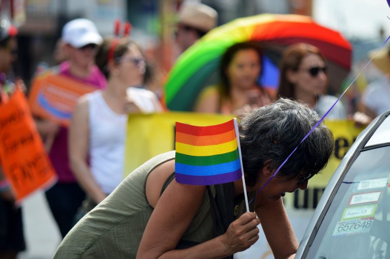 Biden aprueba ley para proteger derechos LGTBI frente a restricciones de estados de EE.UU.