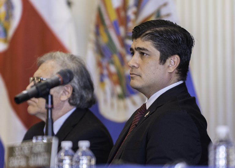Presidente rechaza solicitud de 40 diputados de suspender protocolo de prevención del suicidio