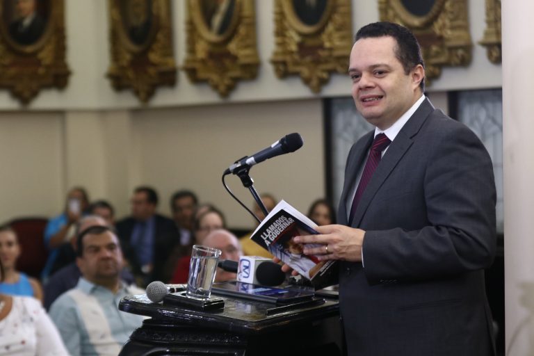 Desorden en la Asamblea... Desorden en la Procuraduría...