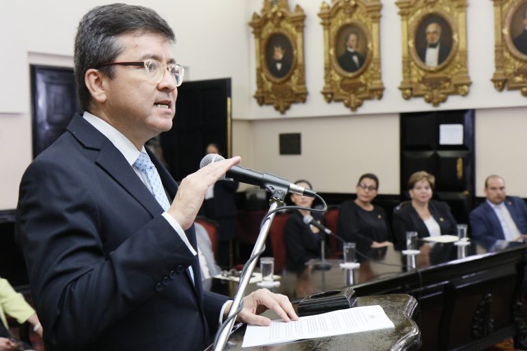 Jalón de orejas de prensa y ciudadanía enfada a diputados