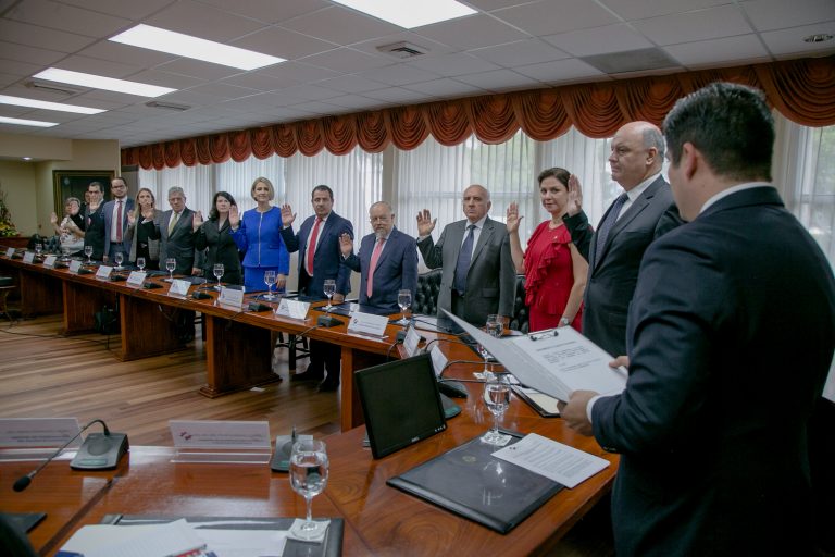 Alvarado nombra Comisión para Reforma del Estado conformada por 14 personas
