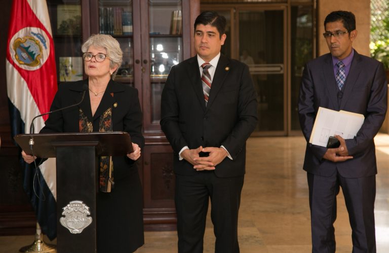 Ejecutivo firma decreto con nuevas condiciones para futuros empleados del sector público