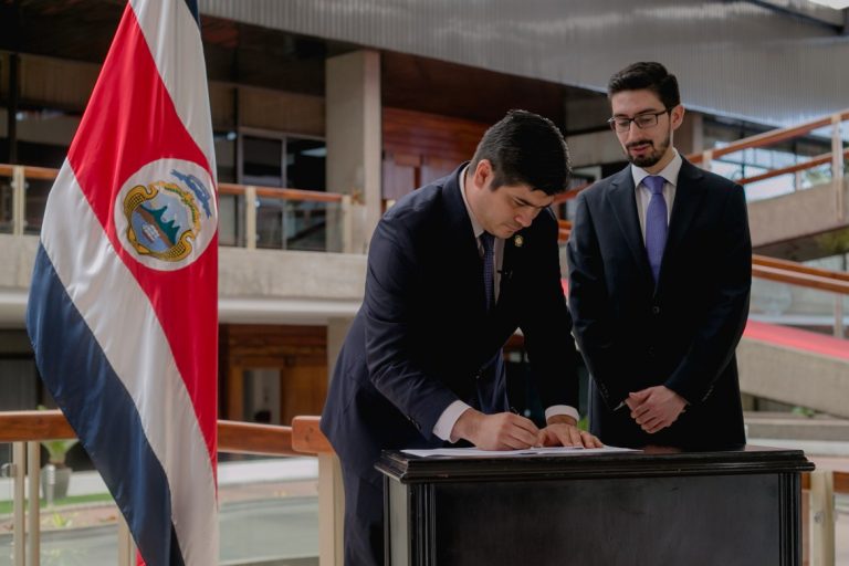 Renuncia asesor legal de Presidencia que participó en confección de decreto de la UPAD