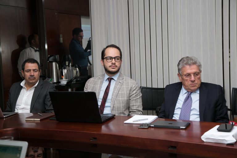 Notables alteran los ánimos