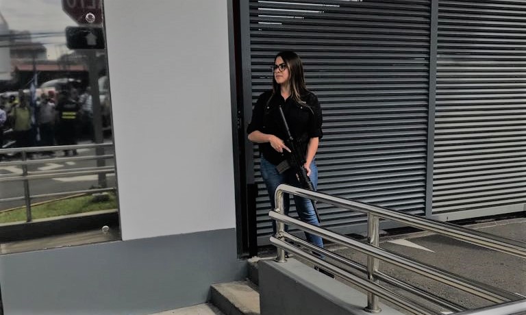 Imagen principal del artículo: Magistrados niegan responsabilidad por presencia de oficiales armados durante huelga