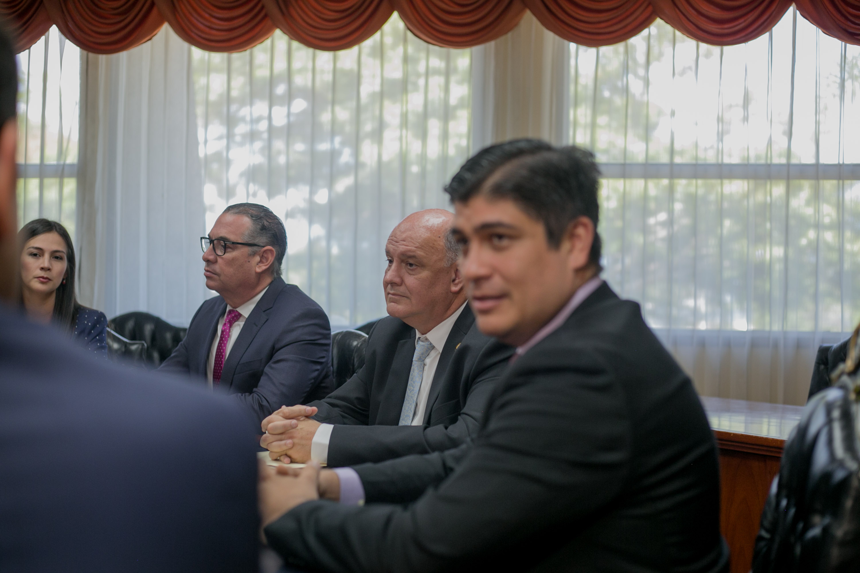 Imagen principal del artículo: La tibieza tica nos pone entre la espada y la pared