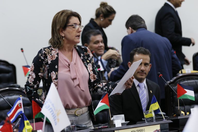 Diputados piden al MEP suspender curso lectivo, pese a que medida debe tomarla Salud