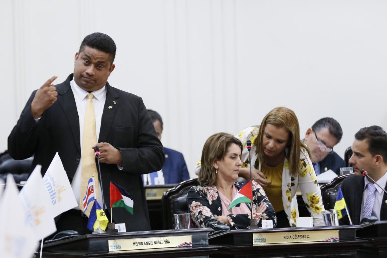 Diputado de Restauración Nacional también amenazó a presidenta del Congreso