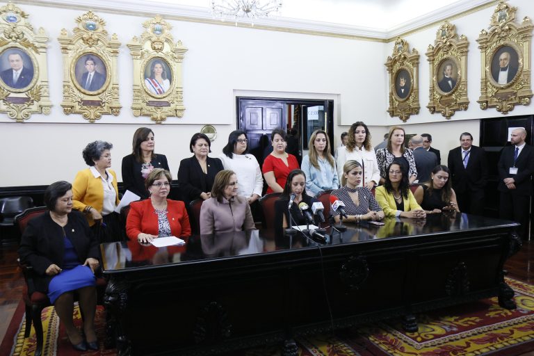 Diputadas cierran filas para proteger a quienes denuncien agresiones en el Congreso