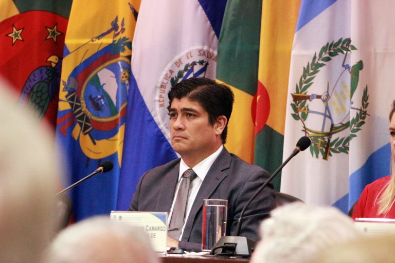 Presidente justifica convocatoria de proyecto del PUSC que contraviene criterio de la Corte Interamericana