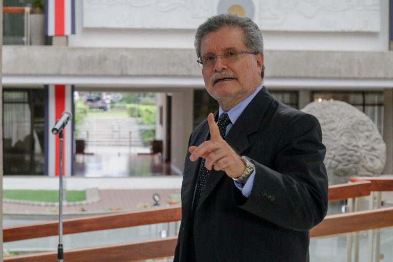 Cruz emplaza a Muñoz, Uccaep en llamas y Loma Salitral adelante cueste lo que cueste