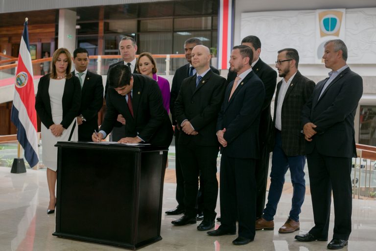 Alvarado firma la ley que ordena bloquear señal celular en centros penitenciarios