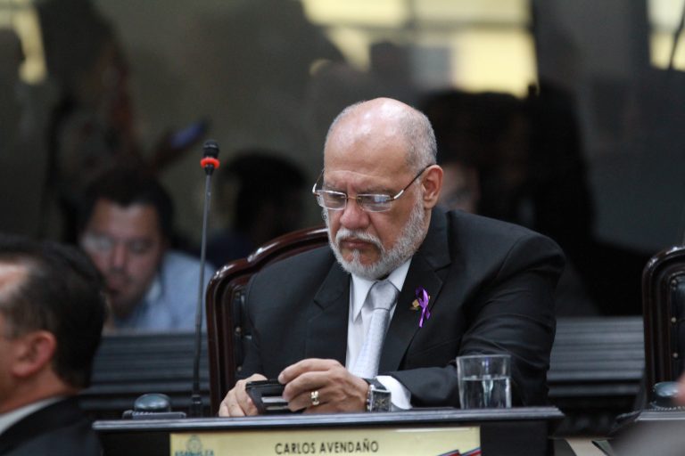 Carlos Avendaño... ¿haciendo las de Pilatos?