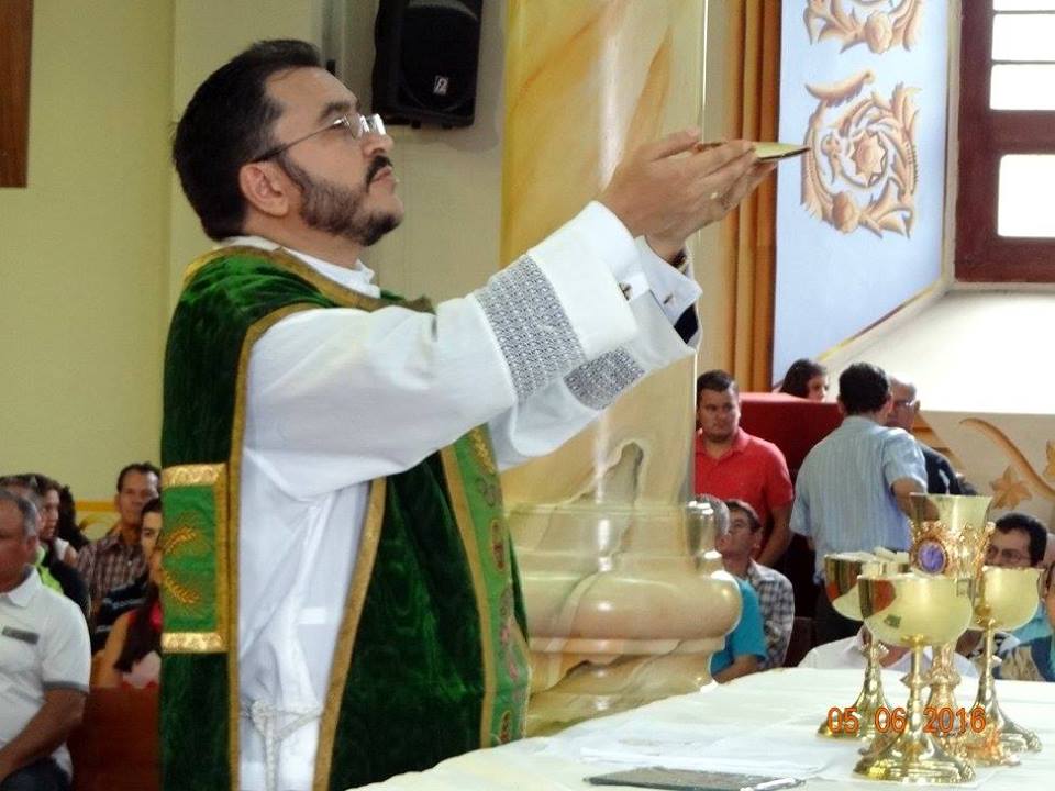 Imagen principal del artículo: Padre Sixto Varela insultó a diputada Paola Vega