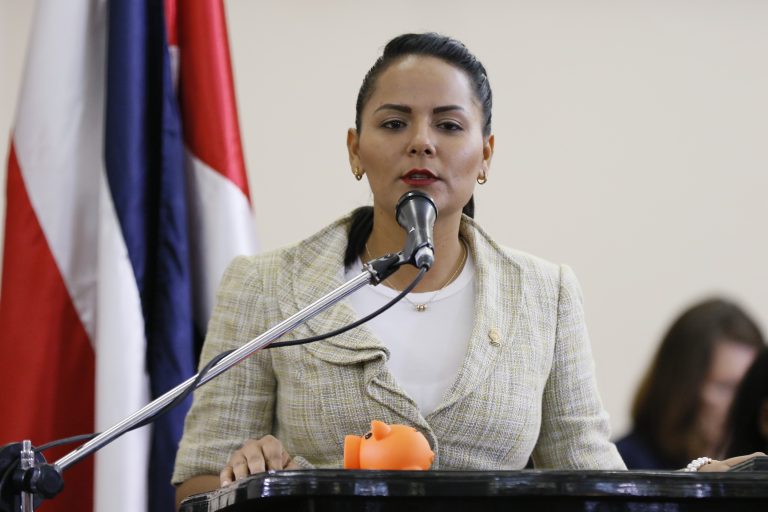 Diputada ofrece disculpas tras amenazar a oficial que multó a su conductor