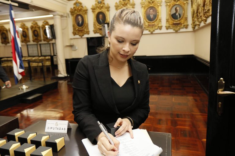 TSE envía denuncia contra diputada de Restauración que amenazó magistrados de la Sala IV