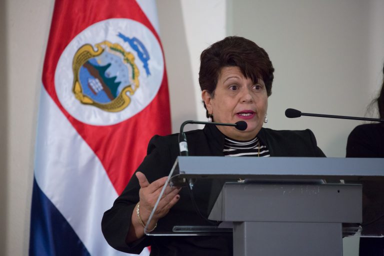 Exministra de Planificación rechaza acuerdo de pago para devolver sobresueldos