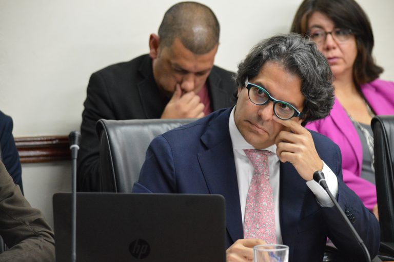 Renuncia Édgar Mora, el polémico ministro de Educación