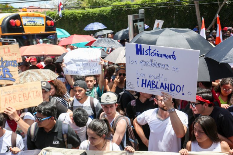 De antorchas, faroles, protestas, cartas, huelgas y manifestaciones