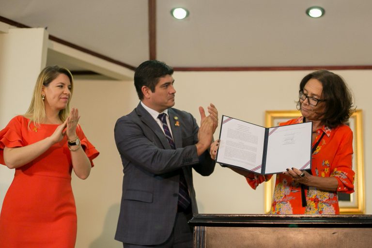 Carlos Alvarado pide a ministra Patricia Mora coadyuvar en diálogo con sindicatos