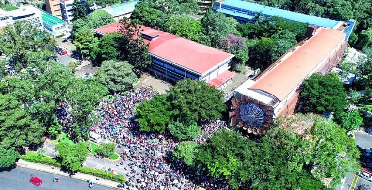 Centenares protestan frente a Casa Presidencial contra violencia policial y exigiendo respeto a la autonomía universitaria