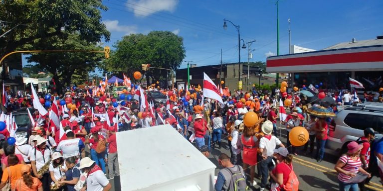 Multitudinaria marcha en San José exige frenar el plan fiscal