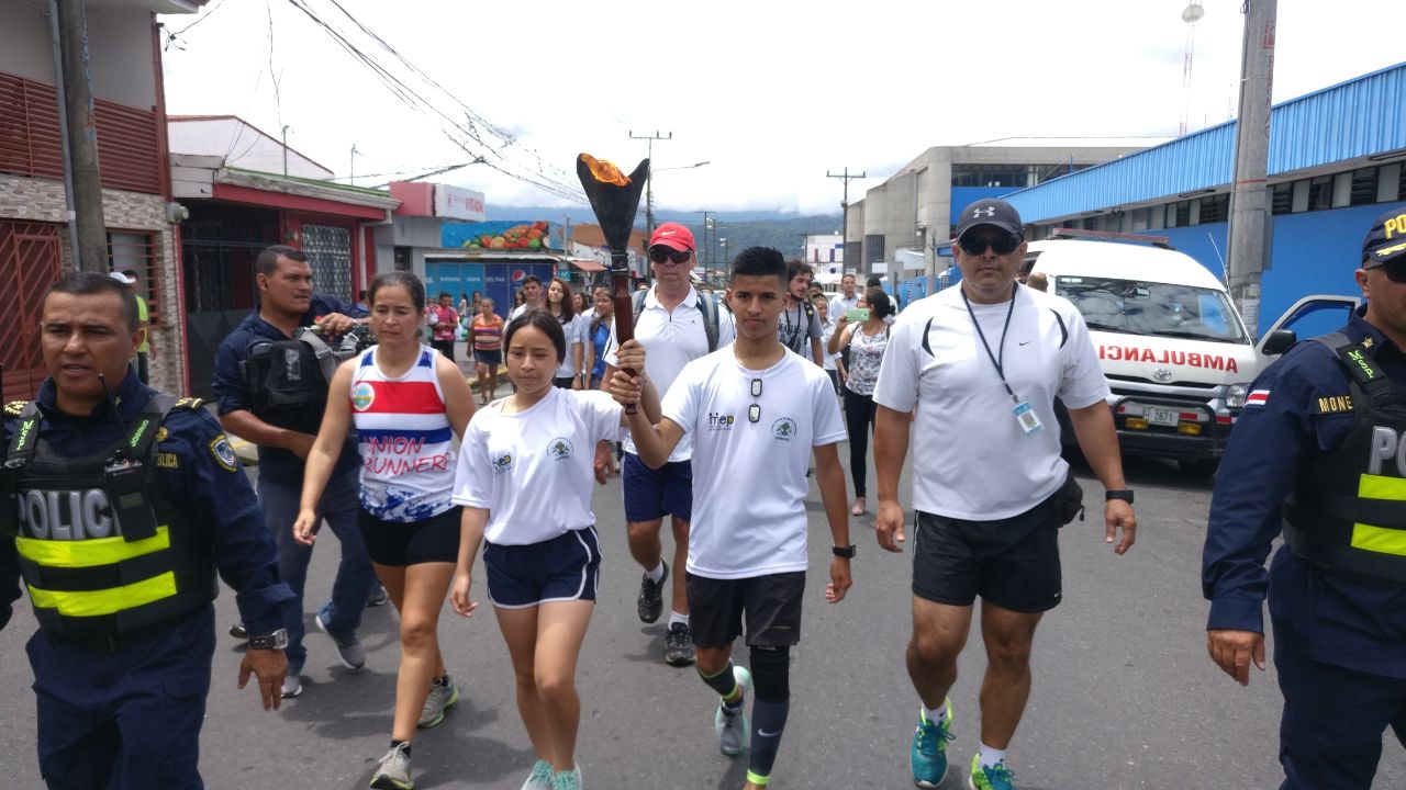 Imagen principal del artículo: Bloqueos en carretera causaron grave atraso en trasporte de la Antorcha de la Independencia