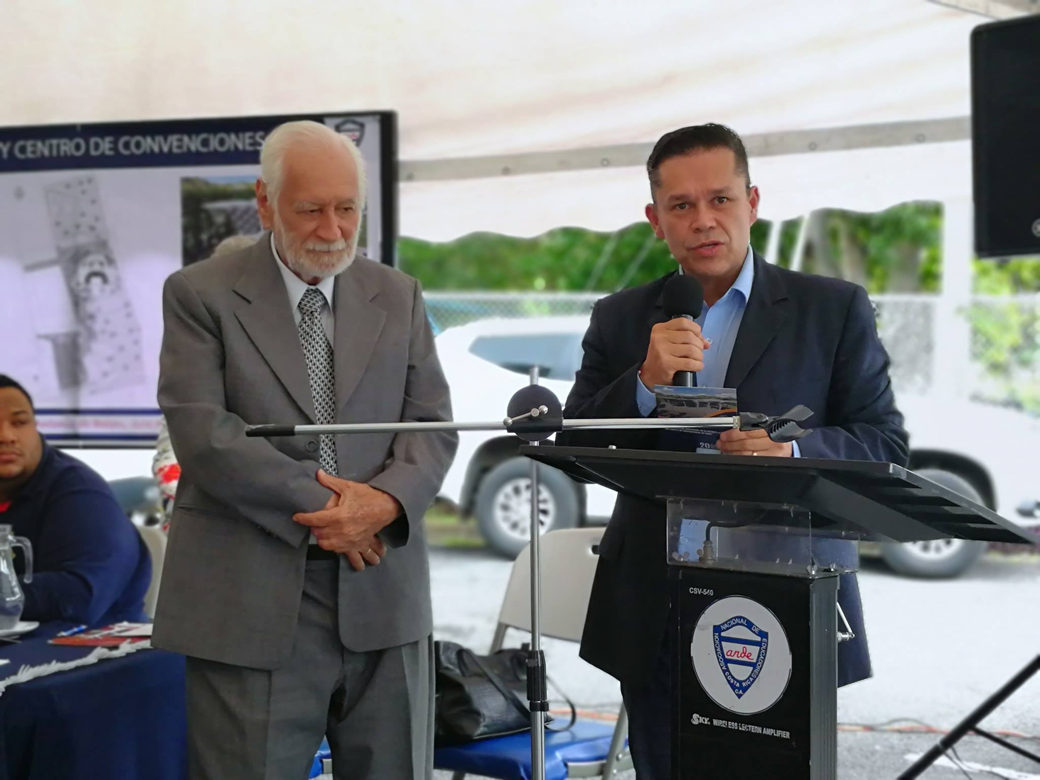 Imagen principal del artículo: Ambiente tenso en la ANDE. Muy tenso.