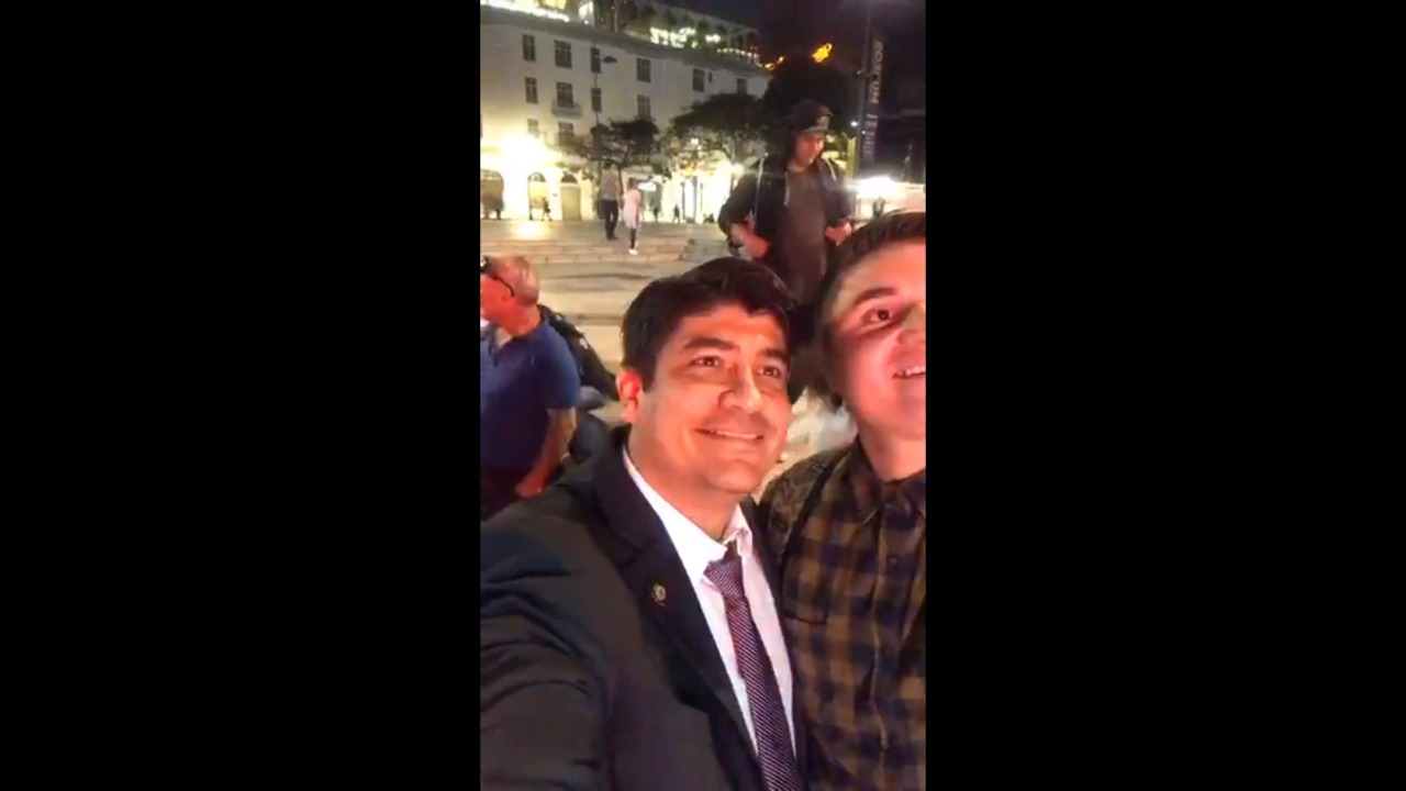 Miércoles de empujones, confusión, hechos alternativos y teorías de conspiración