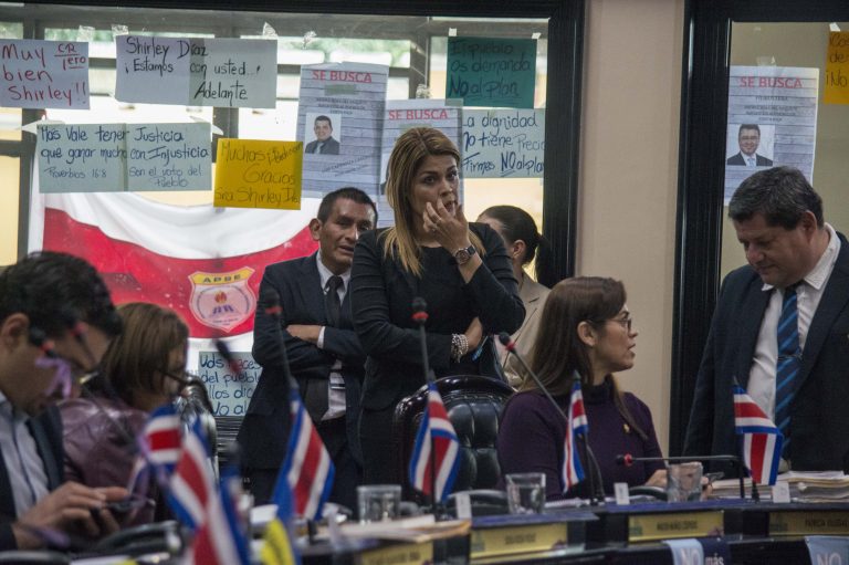 Nicolás dice que no pretende legalizar huelgas en servicios esenciales, pese a literalidad de su moción