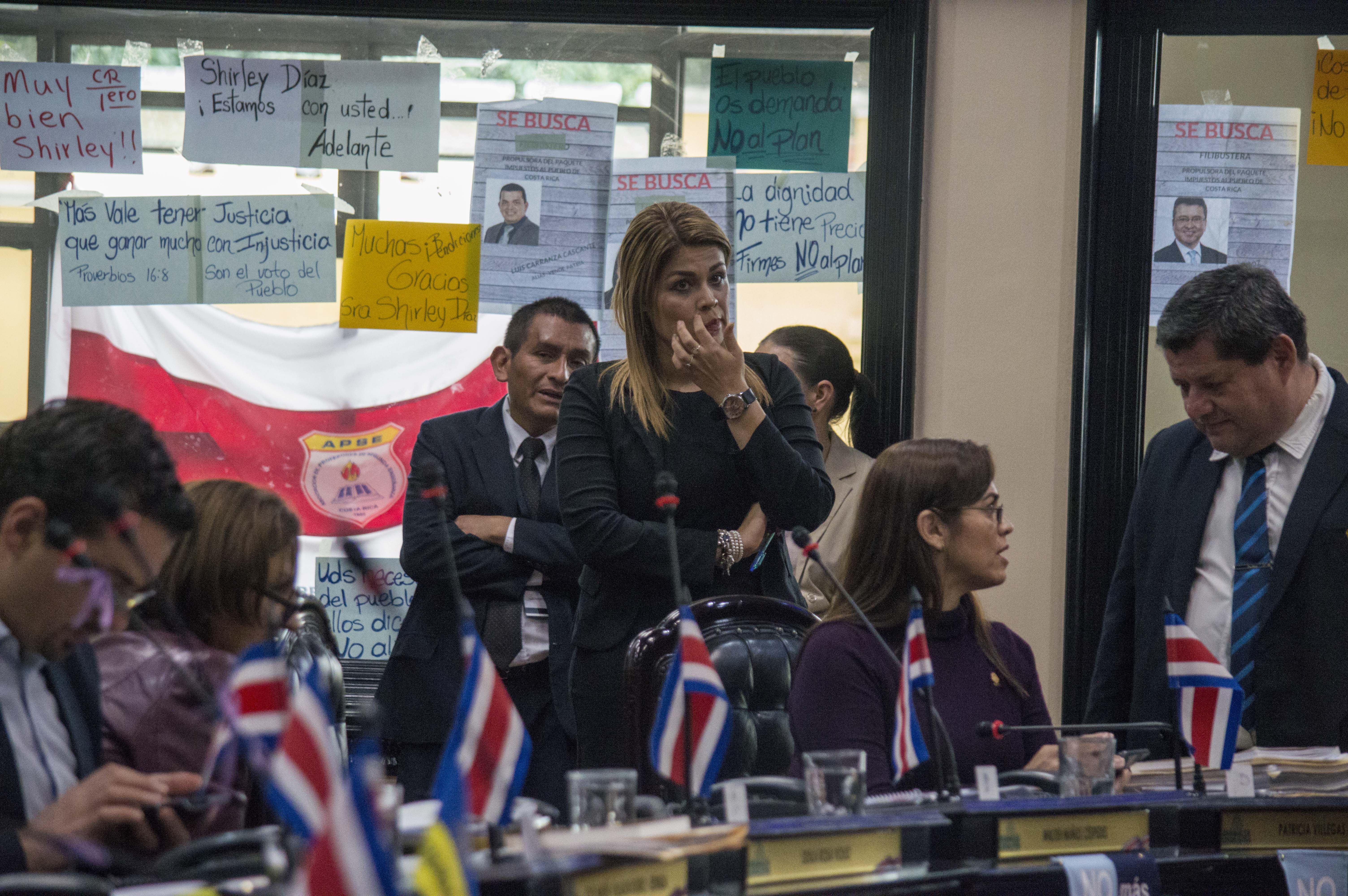 Imagen principal del artículo: Nicolás dice que no pretende legalizar huelgas en servicios esenciales, pese a literalidad de su moción