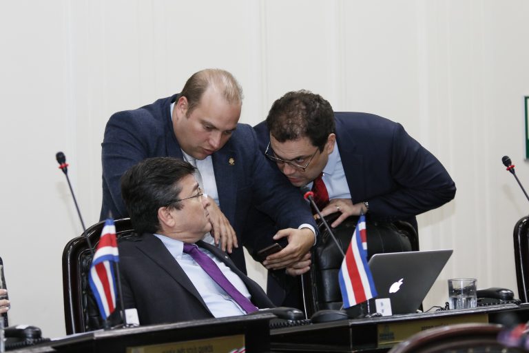 Trámite de proyecto de Eurobonos termina en pleito entre diputados