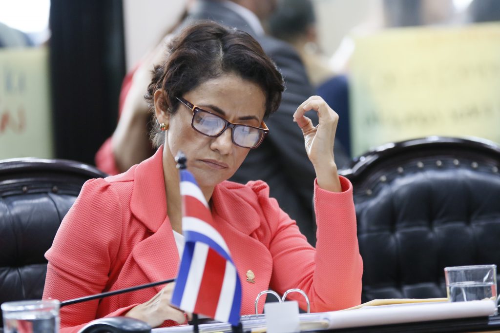 Imagen principal del artículo: Diputada busca reducir ganancias que se deja el Banco Popular por jinetear parte del ROP