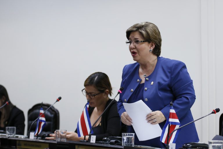 Diputada, la industria del cine seguirá luchando, ¡no nos matarán!