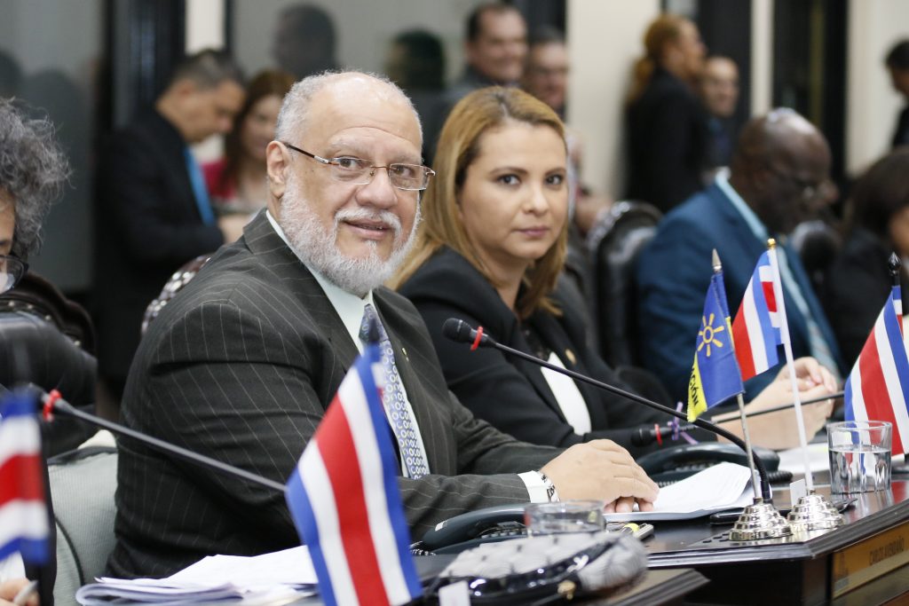 Imagen principal del artículo: La cuestionable relación entre Restauración Nacional y la familia del diputado Avendaño