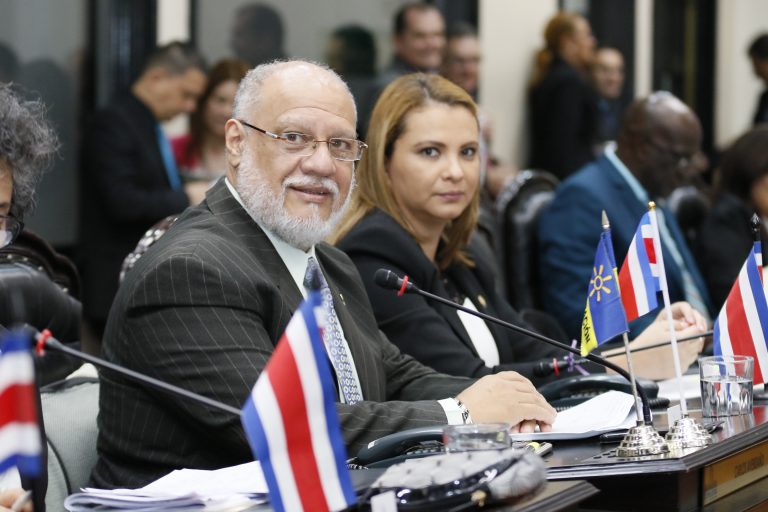 La cuestionable relación entre Restauración Nacional y la familia del diputado Avendaño