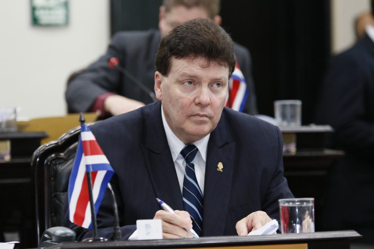 Diputadas denuncian públicamente actitudes misóginas, groseras y agresivas de Wálter Muñoz