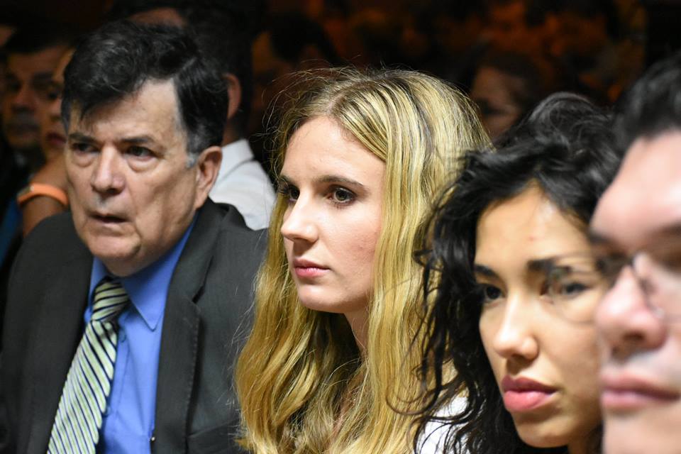 PEN: el país pende de un cable... parcialmente reventado