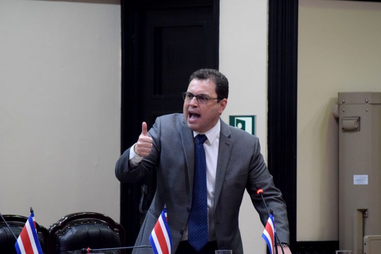 Hacienda anuncia que se pondrá las pilas, Crucitas sigue levantando llamas