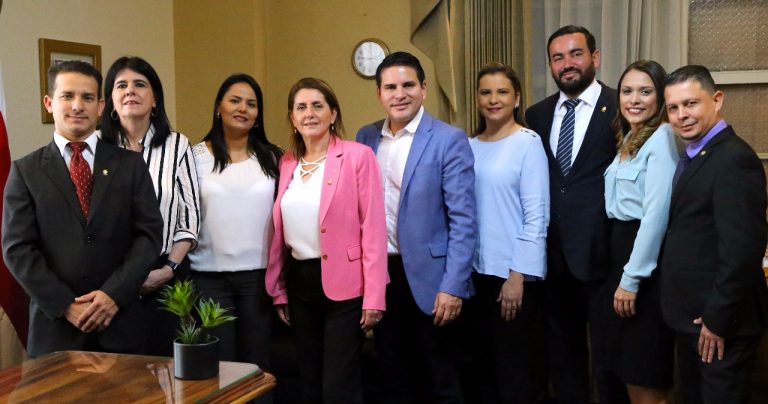 Exrestauradores ven cuesta arriba su afán de convertirse en bancada